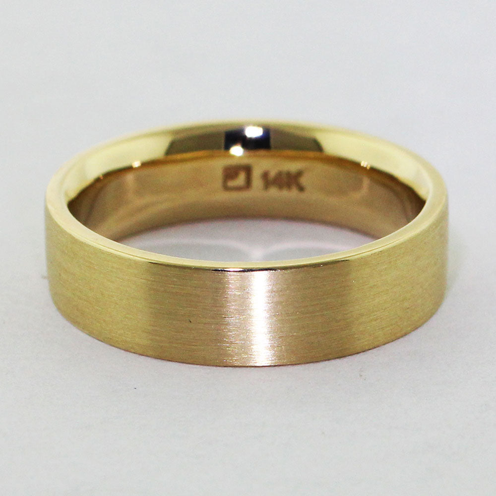 Marrying elegance with individuality, this 14ky custom alloy, 6mm wedding band features a flat brush top finish. Its sleek design offers a contemporary twist on timeless tradition.