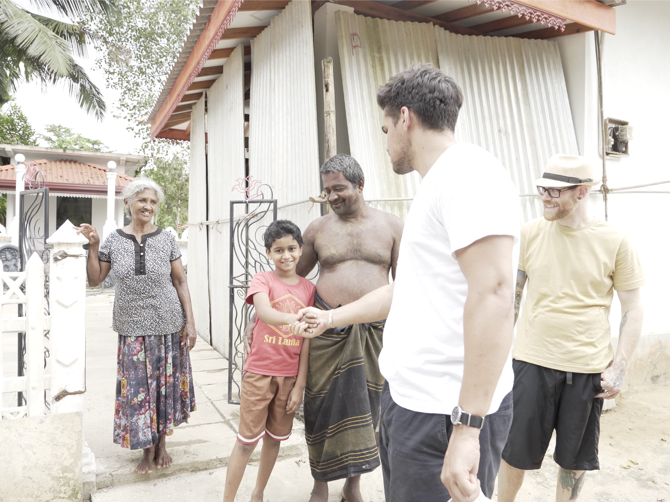 Sri lanka family ef4d69ef fac9 4df0 bf56 8bfe9487c935