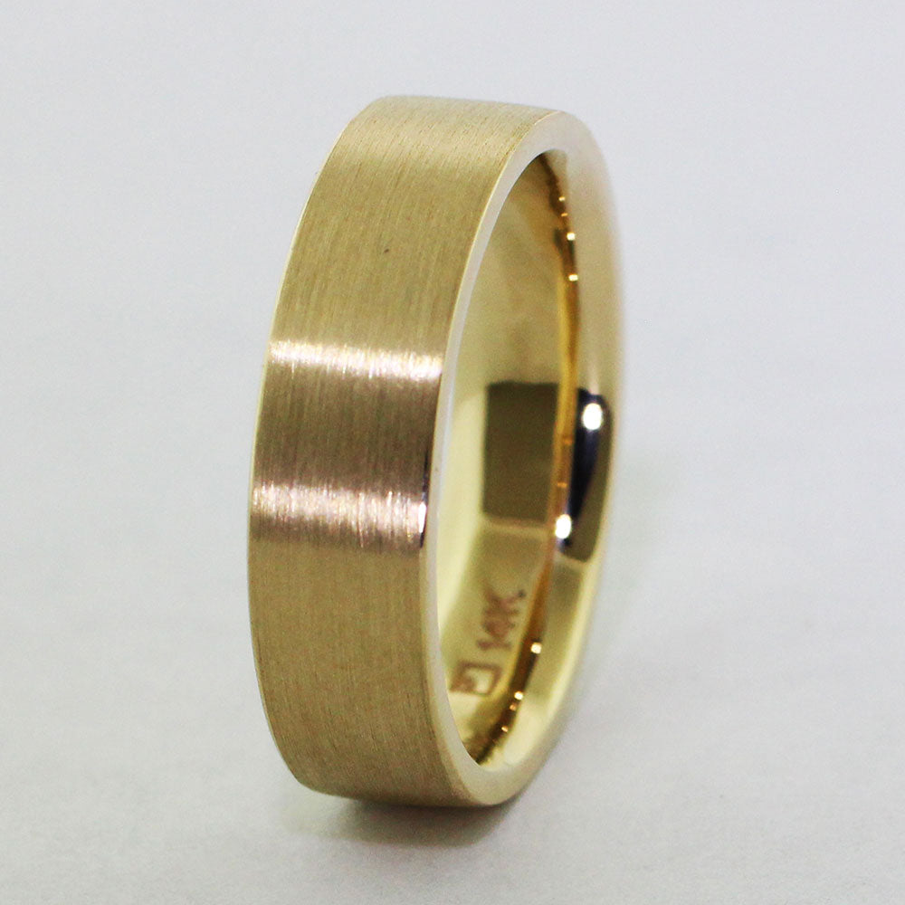 Marrying elegance with individuality, this 14ky custom alloy, 6mm wedding band features a flat brush top finish. Its sleek design offers a contemporary twist on timeless tradition.