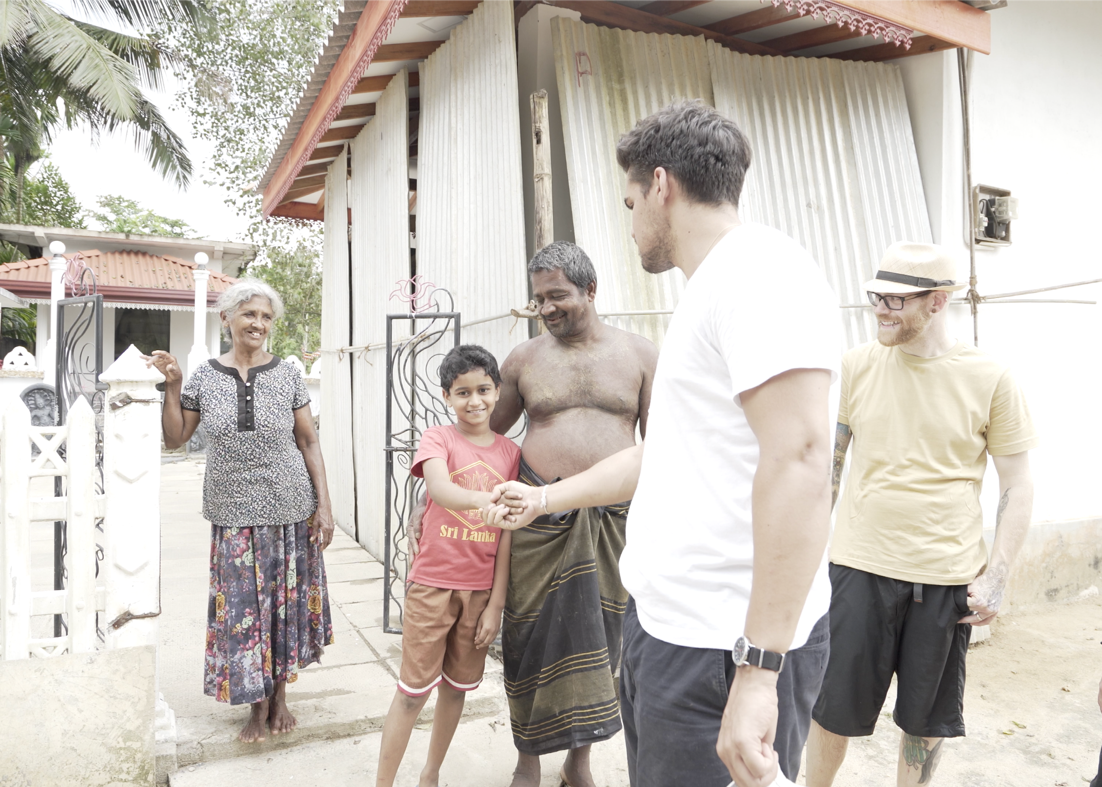 Sri lanka family ef4d69ef fac9 4df0 bf56 8bfe9487c935